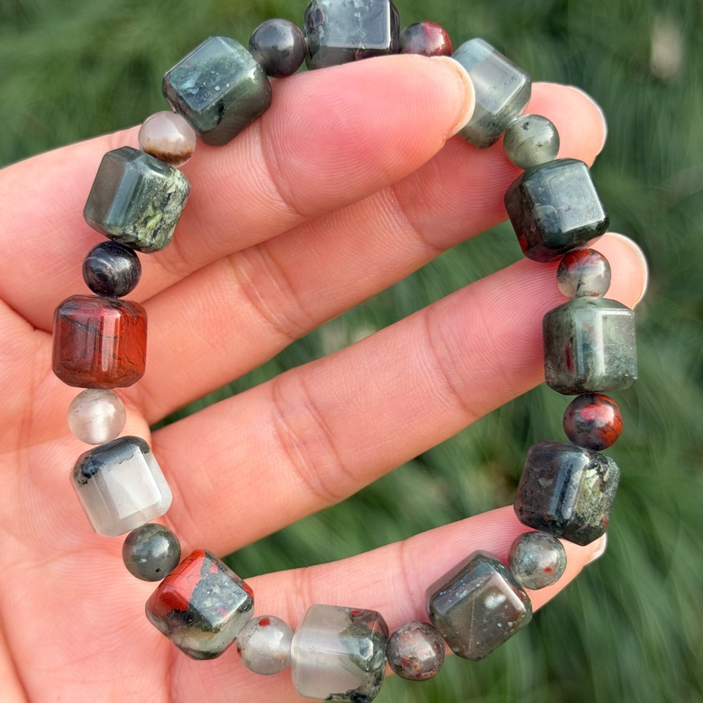 9mm stretchable cubic blood stone bracelet‎ 1180